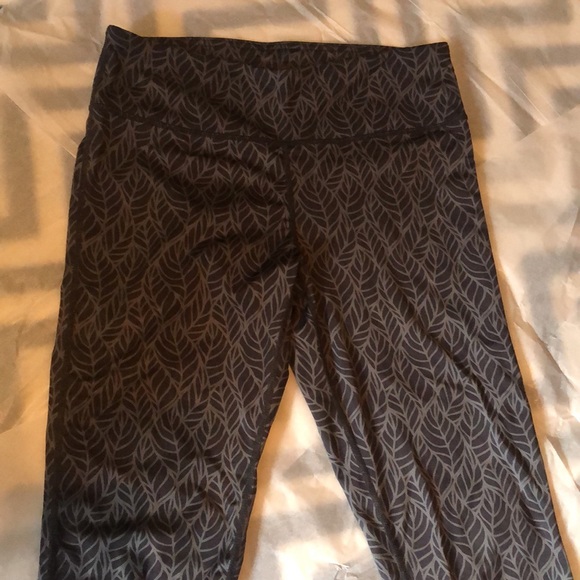 Inner Spirit yoga/workout capris. Pocket inside waistband. Excellent condition - Picture 1 of 12